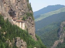 Sumela_monastery_in_province_of_Trabzon_Turkey_view_from_the_road.JPG